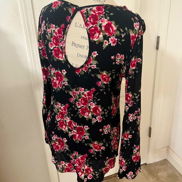 Gauzy bell sleeve floral print top - Picture 2 of 5
